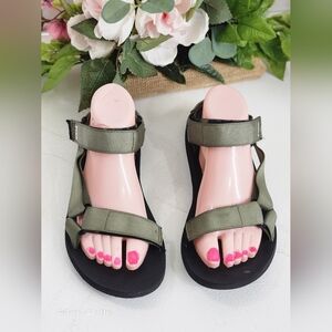 PINK Victoria's Secret Green Strap Sandals
